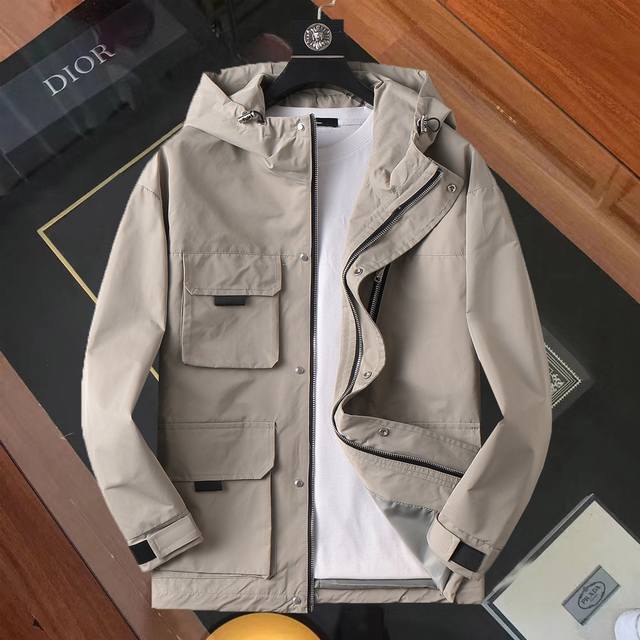 普拉达 官网同款！2025春秋新款男士夹克外套，原单三标齐全高端版本！专柜定制面料 透气舒适度高，细节无可挑剔，品牌元素设计理念，体现高品质。手感细腻柔软！呈现