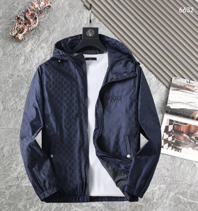 古驰 高品质2025春秋新款夹克外套，秀场新品品相非常完美，记忆面料舒适保暖，三标齐全，色泽饱满诱人，非常出彩的设计，轻松将时髦感进阶，做工极为考究严谨，走线工
