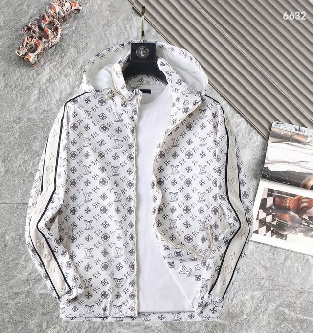 路易威登Lv 高品质2025春秋新款夹克外套，秀场新品品相非常完美，记忆面料舒适保暖，三标齐全，色泽饱满诱人，非常出彩的设计，轻松将时髦感进阶，做工极为考究严谨