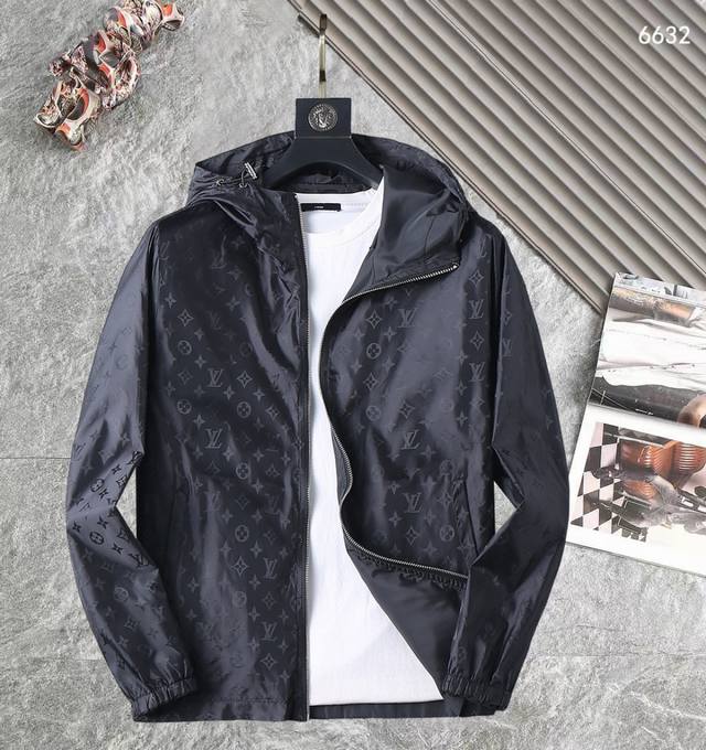 路易威登Lv 高品质2025春秋新款夹克外套，秀场新品品相非常完美，记忆面料舒适保暖，三标齐全，色泽饱满诱人，非常出彩的设计，轻松将时髦感进阶，做工极为考究严谨