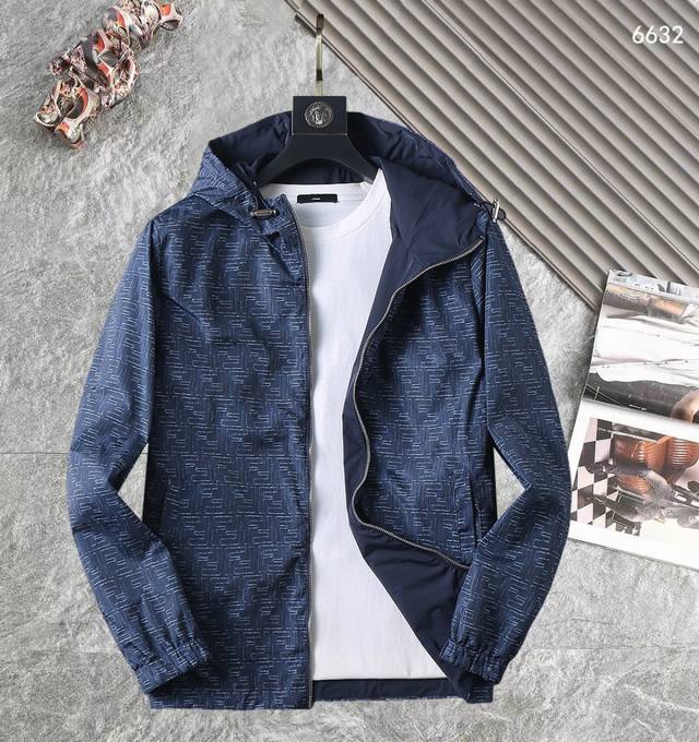 芬迪 高品质2025春秋新款夹克外套，秀场新品品相非常完美，记忆面料舒适保暖，三标齐全，色泽饱满诱人，非常出彩的设计，轻松将时髦感进阶，做工极为考究严谨，走线工