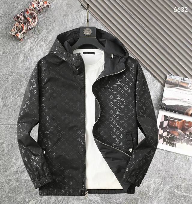 路易威登Lv 高品质2025春秋新款夹克外套，秀场新品品相非常完美，记忆面料舒适保暖，三标齐全，色泽饱满诱人，非常出彩的设计，轻松将时髦感进阶，做工极为考究严谨