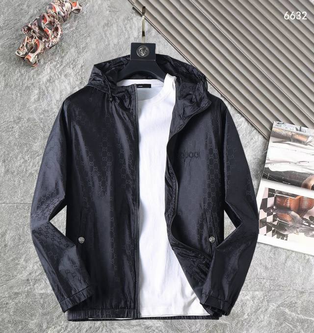 古驰 高品质2025春秋新款夹克外套，秀场新品品相非常完美，记忆面料舒适保暖，三标齐全，色泽饱满诱人，非常出彩的设计，轻松将时髦感进阶，做工极为考究严谨，走线工