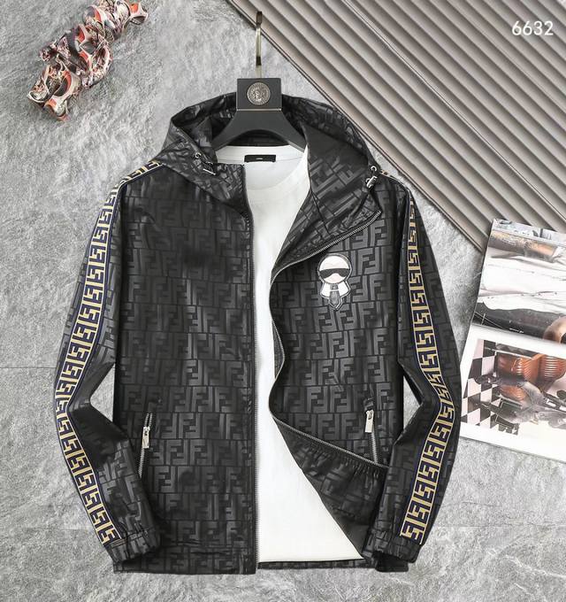 芬迪 高品质2025春秋新款夹克外套，秀场新品品相非常完美，记忆面料舒适保暖，三标齐全，色泽饱满诱人，非常出彩的设计，轻松将时髦感进阶，做工极为考究严谨，走线工