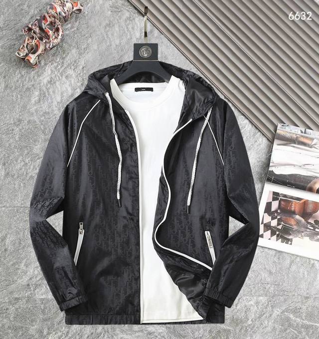 迪奥 高品质2025春秋新款夹克外套，秀场新品品相非常完美，记忆面料舒适保暖，三标齐全，色泽饱满诱人，非常出彩的设计，轻松将时髦感进阶，做工极为考究严谨，走线工