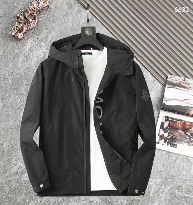 蒙口 高品质2025春秋新款夹克外套，秀场新品品相非常完美，记忆面料舒适保暖，三标齐全，色泽饱满诱人，非常出彩的设计，轻松将时髦感进阶，做工极为考究严谨，走线工