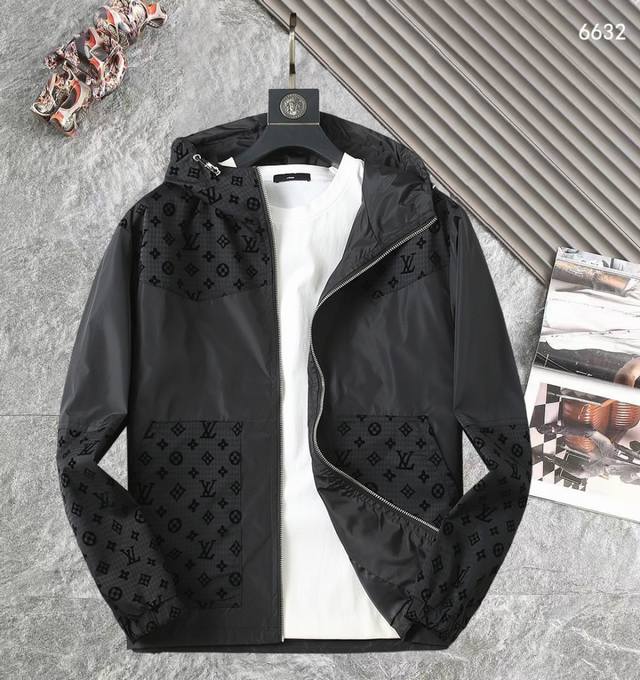 路易威登Lv 高品质2025春秋新款夹克外套，秀场新品品相非常完美，记忆面料舒适保暖，三标齐全，色泽饱满诱人，非常出彩的设计，轻松将时髦感进阶，做工极为考究严谨