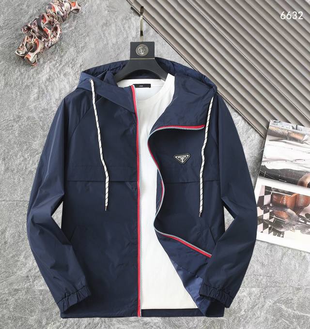 普拉达 高品质2025春秋新款夹克外套，秀场新品品相非常完美，记忆面料舒适保暖，三标齐全，色泽饱满诱人，非常出彩的设计，轻松将时髦感进阶，做工极为考究严谨，走线