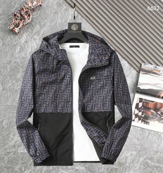 芬迪 高品质2025春秋新款夹克外套，秀场新品品相非常完美，记忆面料舒适保暖，三标齐全，色泽饱满诱人，非常出彩的设计，轻松将时髦感进阶，做工极为考究严谨，走线工