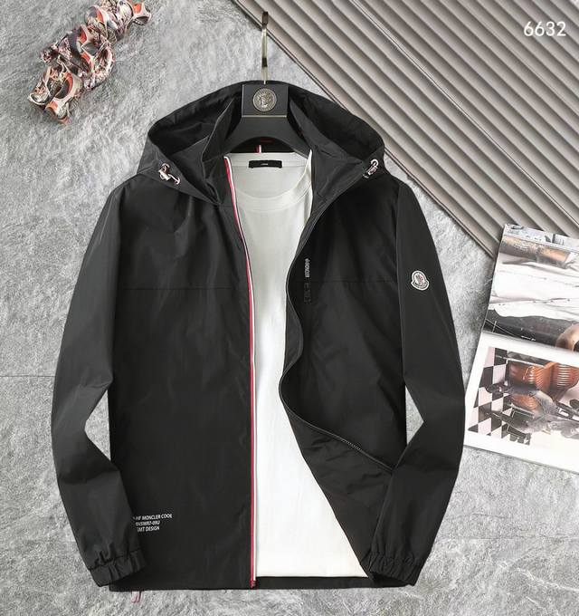 蒙口 高品质2025春秋新款夹克外套，秀场新品品相非常完美，记忆面料舒适保暖，三标齐全，色泽饱满诱人，非常出彩的设计，轻松将时髦感进阶，做工极为考究严谨，走线工