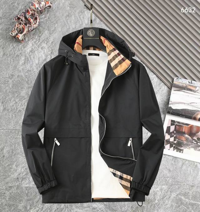 巴宝莉 高品质2025春秋新款夹克外套，秀场新品品相非常完美，记忆面料舒适保暖，三标齐全，色泽饱满诱人，非常出彩的设计，轻松将时髦感进阶，做工极为考究严谨，走线