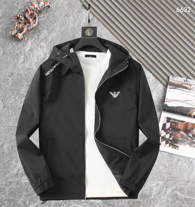 阿玛尼 高品质2025春秋新款夹克外套，秀场新品品相非常完美，记忆面料舒适保暖，三标齐全，色泽饱满诱人，非常出彩的设计，轻松将时髦感进阶，做工极为考究严谨，走线