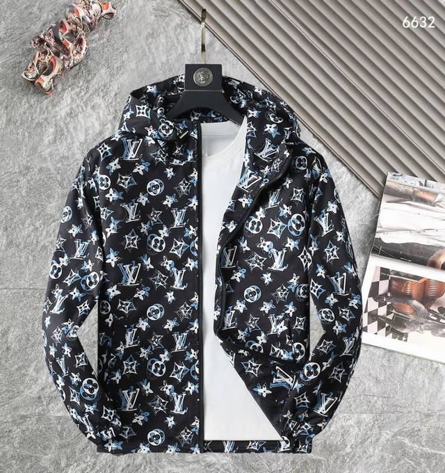 路易威登Lv 高品质2025春秋新款夹克外套，秀场新品品相非常完美，记忆面料舒适保暖，三标齐全，色泽饱满诱人，非常出彩的设计，轻松将时髦感进阶，做工极为考究严谨