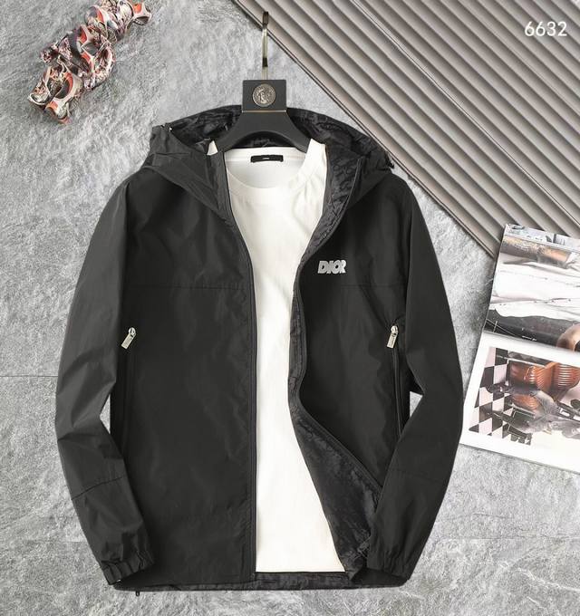 迪奥 高品质2025春秋新款夹克外套，秀场新品品相非常完美，记忆面料舒适保暖，三标齐全，色泽饱满诱人，非常出彩的设计，轻松将时髦感进阶，做工极为考究严谨，走线工