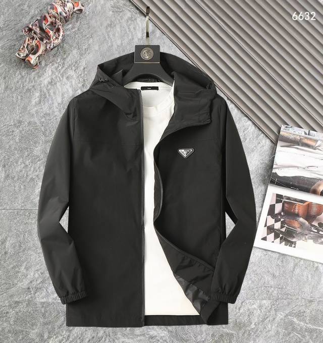 普拉达 高品质2025春秋新款夹克外套，秀场新品品相非常完美，记忆面料舒适保暖，三标齐全，色泽饱满诱人，非常出彩的设计，轻松将时髦感进阶，做工极为考究严谨，走线