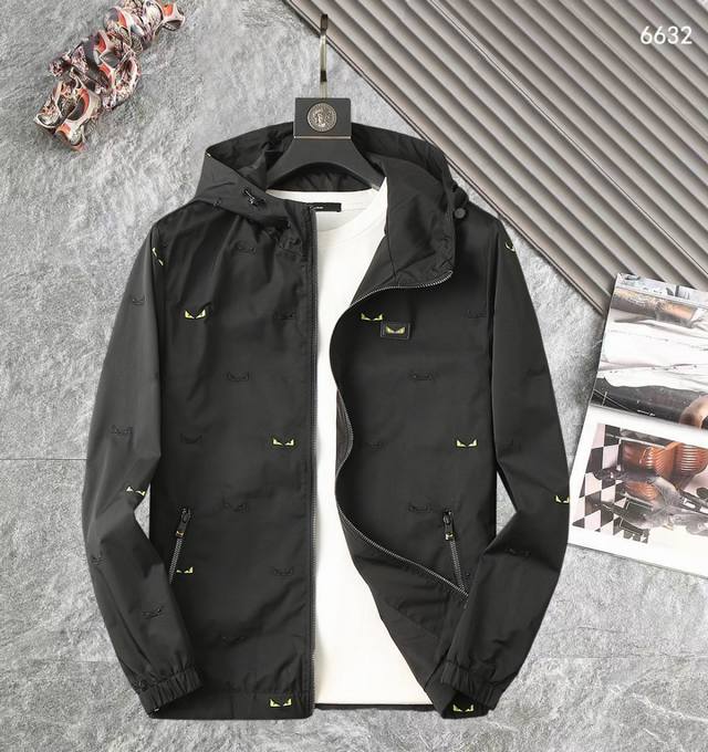 芬迪 高品质2025春秋新款夹克外套，秀场新品品相非常完美，记忆面料舒适保暖，三标齐全，色泽饱满诱人，非常出彩的设计，轻松将时髦感进阶，做工极为考究严谨，走线工