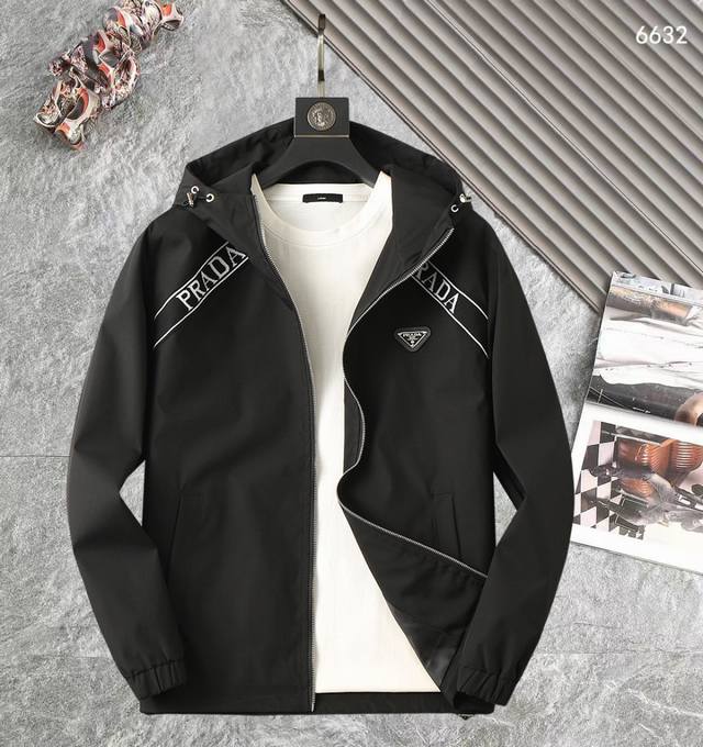 普拉达 高品质2025春秋新款夹克外套，秀场新品品相非常完美，记忆面料舒适保暖，三标齐全，色泽饱满诱人，非常出彩的设计，轻松将时髦感进阶，做工极为考究严谨，走线