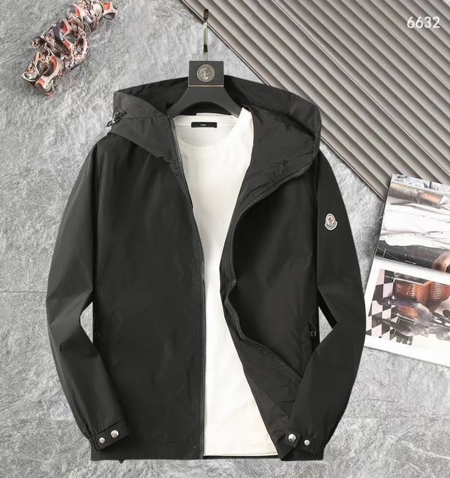 蒙口 高品质2025春秋新款夹克外套，秀场新品品相非常完美，记忆面料舒适保暖，三标齐全，色泽饱满诱人，非常出彩的设计，轻松将时髦感进阶，做工极为考究严谨，走线工