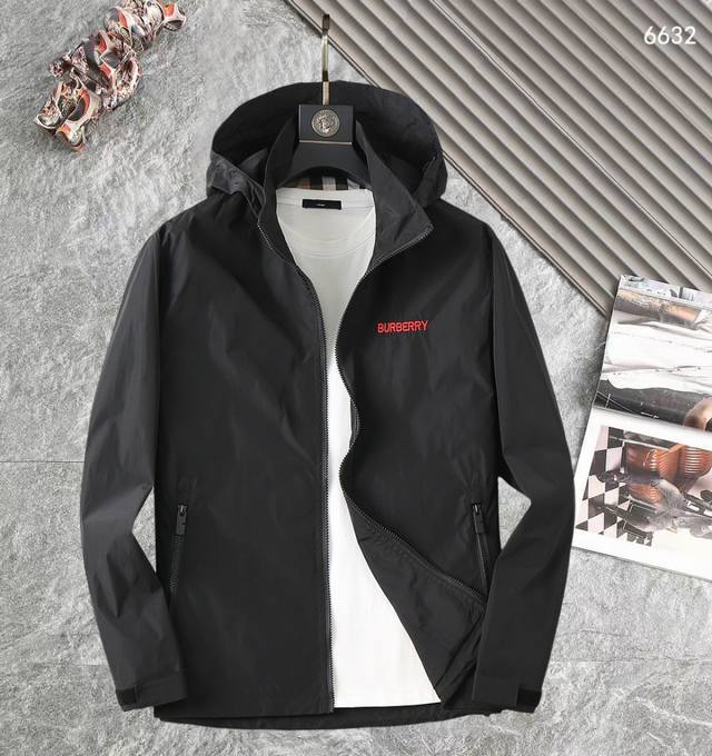 巴宝莉 高品质2025春秋新款夹克外套，秀场新品品相非常完美，记忆面料舒适保暖，三标齐全，色泽饱满诱人，非常出彩的设计，轻松将时髦感进阶，做工极为考究严谨，走线