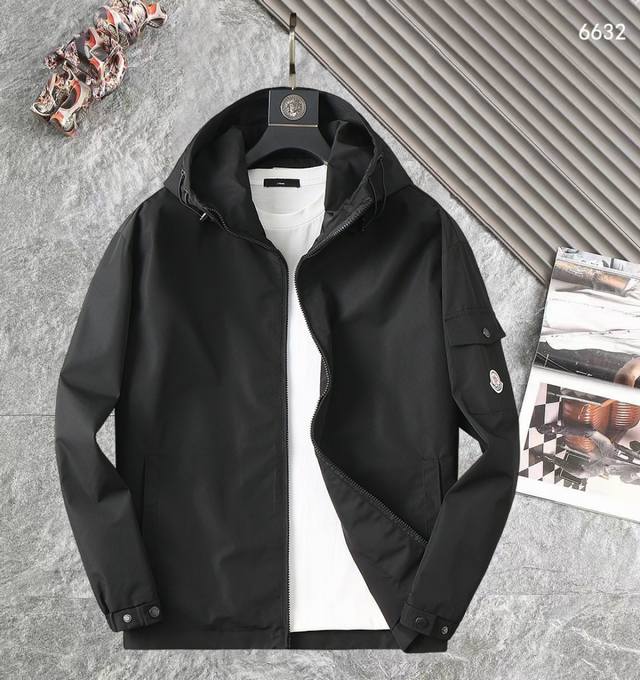 蒙口 高品质2025春秋新款夹克外套，秀场新品品相非常完美，记忆面料舒适保暖，三标齐全，色泽饱满诱人，非常出彩的设计，轻松将时髦感进阶，做工极为考究严谨，走线工