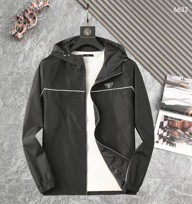 普拉达 高品质2025春秋新款夹克外套，秀场新品品相非常完美，记忆面料舒适保暖，三标齐全，色泽饱满诱人，非常出彩的设计，轻松将时髦感进阶，做工极为考究严谨，走线