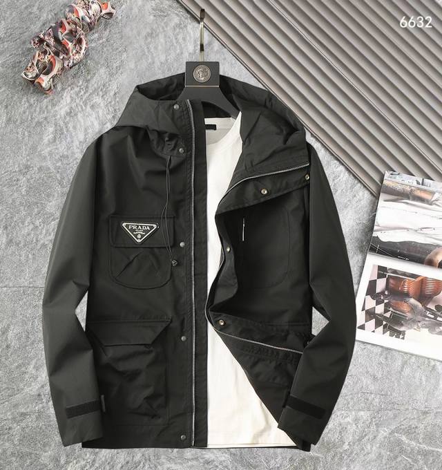 普拉达 高品质2025春秋新款夹克外套，秀场新品品相非常完美，记忆面料舒适保暖，三标齐全，色泽饱满诱人，非常出彩的设计，轻松将时髦感进阶，做工极为考究严谨，走线