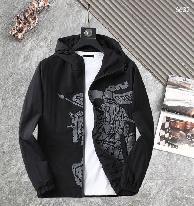 巴宝莉 高品质2025春秋新款夹克外套，秀场新品品相非常完美，记忆面料舒适保暖，三标齐全，色泽饱满诱人，非常出彩的设计，轻松将时髦感进阶，做工极为考究严谨，走线