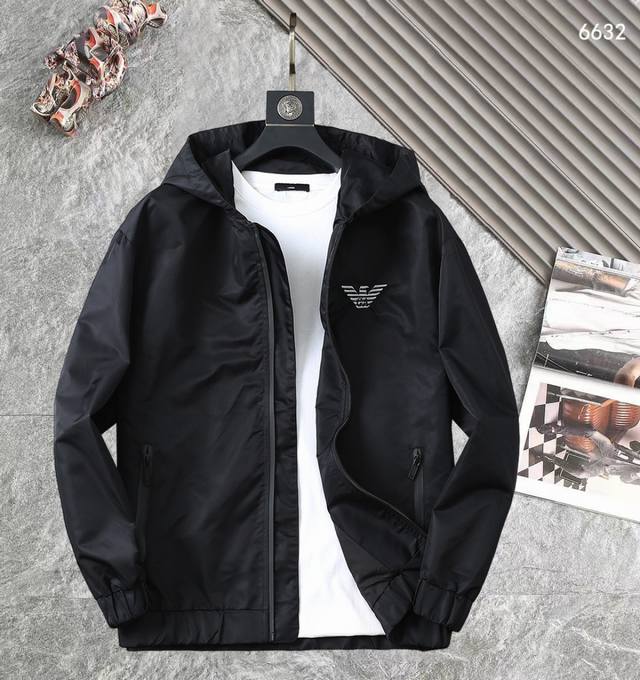 阿玛尼 高品质2025春秋新款夹克外套，秀场新品品相非常完美，记忆面料舒适保暖，三标齐全，色泽饱满诱人，非常出彩的设计，轻松将时髦感进阶，做工极为考究严谨，走线