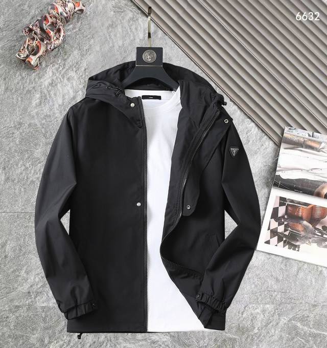 普拉达 高品质2025春秋新款夹克外套，秀场新品品相非常完美，记忆面料舒适保暖，三标齐全，色泽饱满诱人，非常出彩的设计，轻松将时髦感进阶，做工极为考究严谨，走线