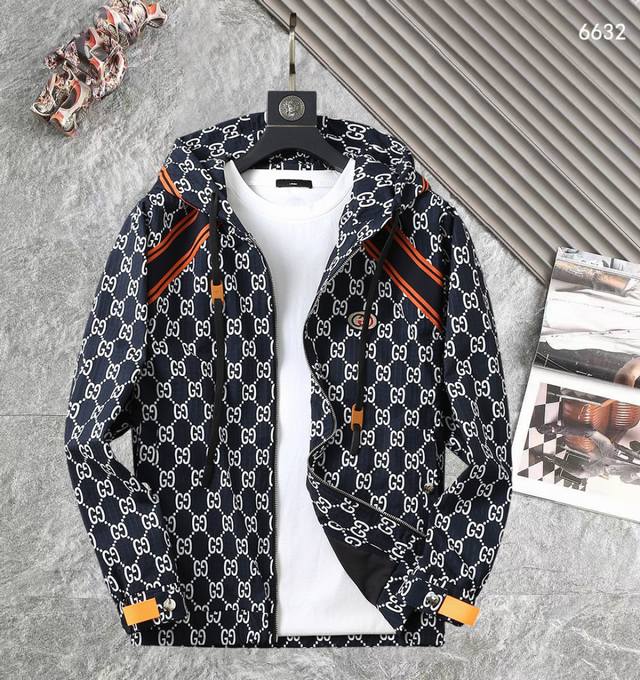 古驰 高品质2025春秋新款夹克外套，秀场新品品相非常完美，记忆面料舒适保暖，三标齐全，色泽饱满诱人，非常出彩的设计，轻松将时髦感进阶，做工极为考究严谨，走线工