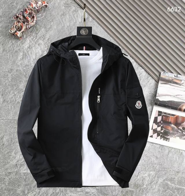 蒙口 高品质2025春秋新款夹克外套，秀场新品品相非常完美，记忆面料舒适保暖，三标齐全，色泽饱满诱人，非常出彩的设计，轻松将时髦感进阶，做工极为考究严谨，走线工