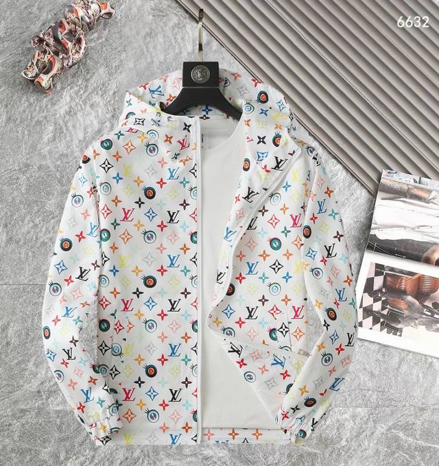 路易威登Lv 高品质2025春秋新款夹克外套，秀场新品品相非常完美，记忆面料舒适保暖，三标齐全，色泽饱满诱人，非常出彩的设计，轻松将时髦感进阶，做工极为考究严谨