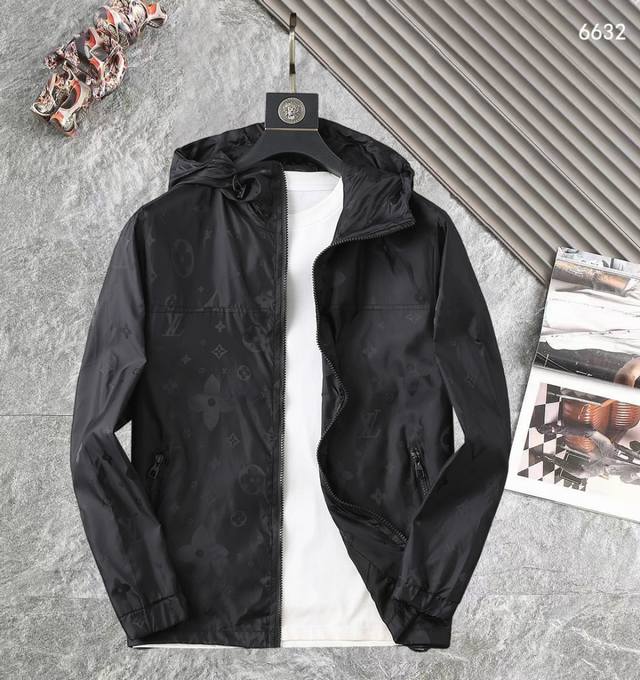 路易威登Lv 高品质2025春秋新款夹克外套，秀场新品品相非常完美，记忆面料舒适保暖，三标齐全，色泽饱满诱人，非常出彩的设计，轻松将时髦感进阶，做工极为考究严谨