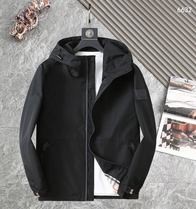 巴宝莉 高品质2025春秋新款夹克外套，秀场新品品相非常完美，记忆面料舒适保暖，三标齐全，色泽饱满诱人，非常出彩的设计，轻松将时髦感进阶，做工极为考究严谨，走线