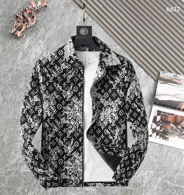 路易威登Lv 高品质2025春秋新款牛仔夹克外套，秀场新品品相非常完美，记忆面料舒适保暖，三标齐全，色泽饱满诱人，非常出彩的设计，轻松将时髦感进阶，做工极为考究