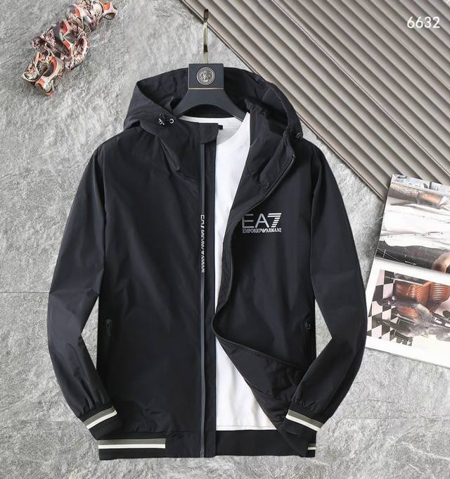 阿玛尼 高品质2025春秋新款夹克外套，秀场新品品相非常完美，记忆面料舒适保暖，三标齐全，色泽饱满诱人，非常出彩的设计，轻松将时髦感进阶，做工极为考究严谨，走线