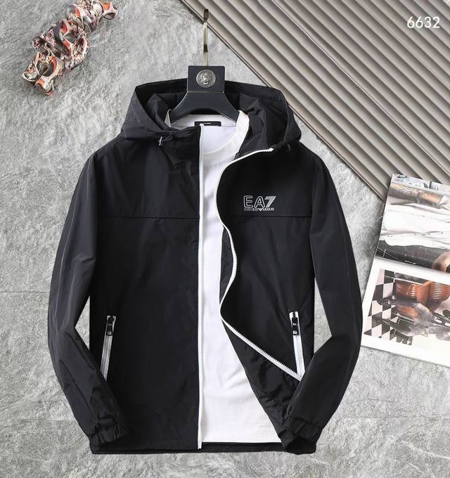 阿玛尼 高品质2025春秋新款夹克外套，秀场新品品相非常完美，记忆面料舒适保暖，三标齐全，色泽饱满诱人，非常出彩的设计，轻松将时髦感进阶，做工极为考究严谨，走线