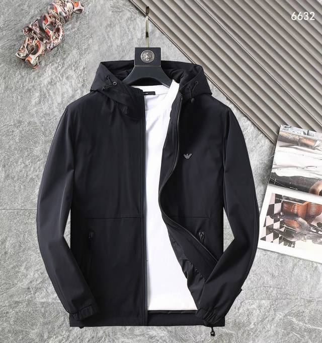 阿玛尼 高品质2025春秋新款夹克外套，秀场新品品相非常完美，记忆面料舒适保暖，三标齐全，色泽饱满诱人，非常出彩的设计，轻松将时髦感进阶，做工极为考究严谨，走线