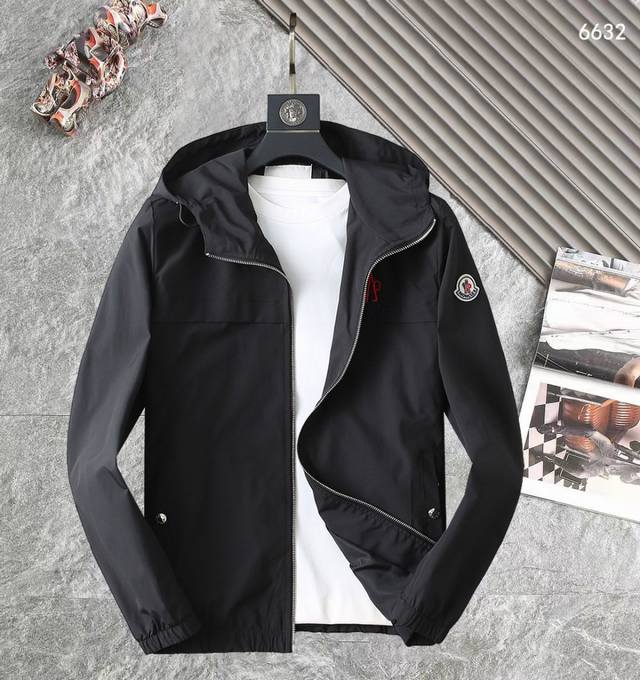 蒙口 高品质2025春秋新款夹克外套，秀场新品品相非常完美，记忆面料舒适保暖，三标齐全，色泽饱满诱人，非常出彩的设计，轻松将时髦感进阶，做工极为考究严谨，走线工