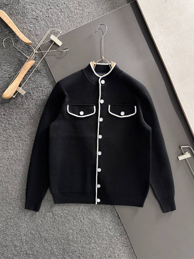 Lv路易威登 2025Ss秋冬新款男女同款高克重针织开衫，配色标识条纹工艺设计！钩织标识条纹修饰，设计经典配色钩织设计！80%羊毛混纺面料手感偏厚实，有一定的自