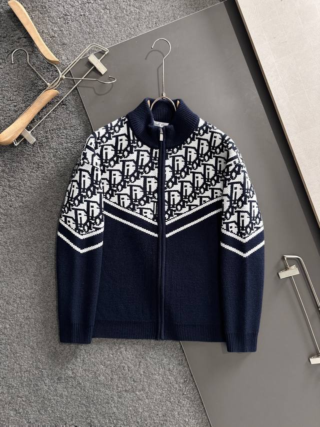 Dior迪奥 2025Ss秋冬新款男女同款高克重针织开衫，配色标识条纹工艺设计！钩织标识条纹修饰，设计经典配色钩织设计！80%羊毛混纺面料手感偏厚实，有一定的自