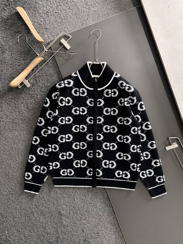 Gucci古奇 2025Ss秋冬新款男女同款高克重针织开衫，配色标识条纹工艺设计！钩织标识条纹修饰，设计经典配色钩织设计！80%羊毛混纺面料手感偏厚实，有一定的