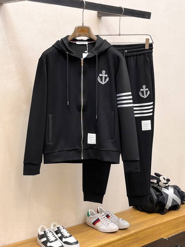 Tb 爆款套装来袭 专注官网原版 2025全新爆款开衫卫衣套装 原单狠货倾注顶级设计师的精心之作 就为一个贴合、完美的上身效果 全天然优质天丝罗马棉100%，贴