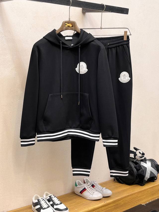 Moncler 蒙口 爆款套装来袭 专注官网原版 2025全新爆款开衫卫衣套装 原单狠货倾注顶级设计师的精心之作 就为一个贴合、完美的上身效果 全天然优质天丝罗