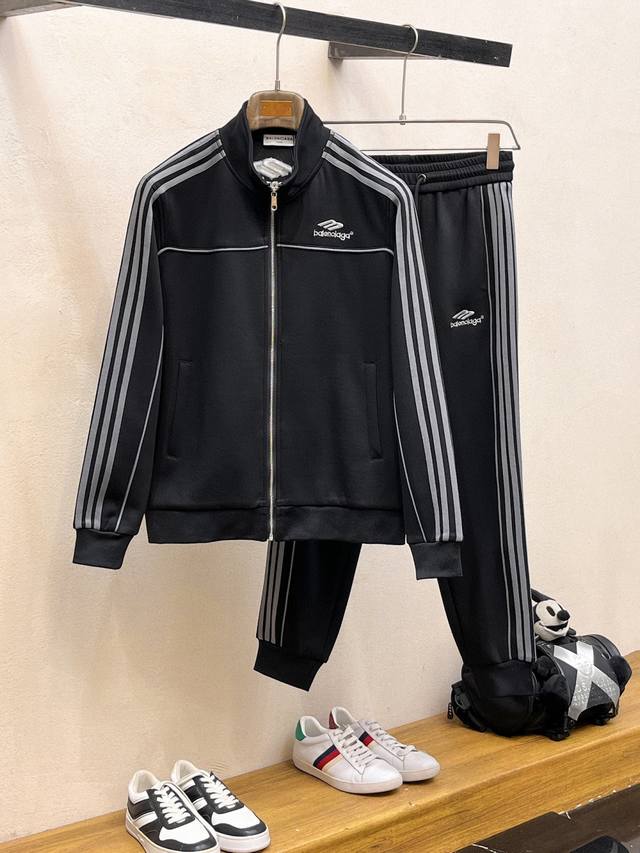 Balenciaga 巴黎世家 爆款套装来袭 专注官网原版 2025全新爆款开衫卫衣套装 原单狠货倾注顶级设计师的精心之作 就为一个贴合、完美的上身效果 全天然