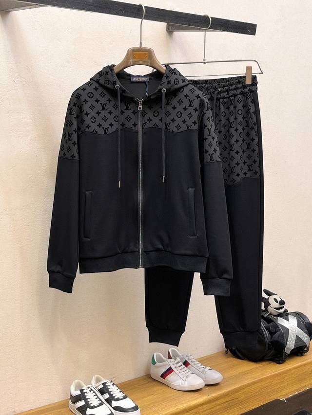 Lv路易威登 爆款套装来袭 专注官网原版 2025全新爆款开衫卫衣套装 原单狠货倾注顶级设计师的精心之作 就为一个贴合、完美的上身效果 全天然优质天丝罗马棉10