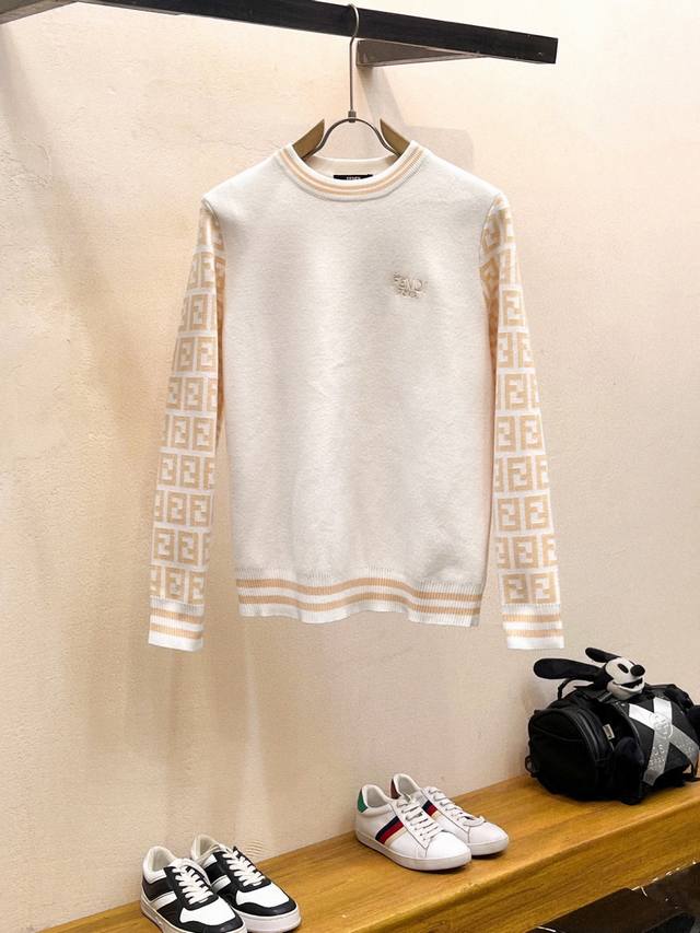 Fendi 芬迪 秋冬经典圆领套头羊毛衫，全品相！！！羊毛混纺面料，2025最新款 黄金比例！！修身款软黄金 百搭实用型的单品，搭配及实用性强大到天际，简洁大方