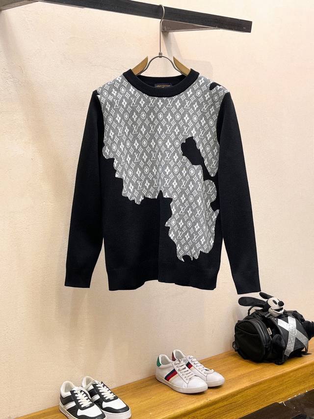 Lv路易威登 秋冬经典圆领套头羊毛衫，全品相！！！羊毛混纺面料，2025最新款 黄金比例！！修身款软黄金 百搭实用型的单品，搭配及实用性强大到天际，简洁大方上档