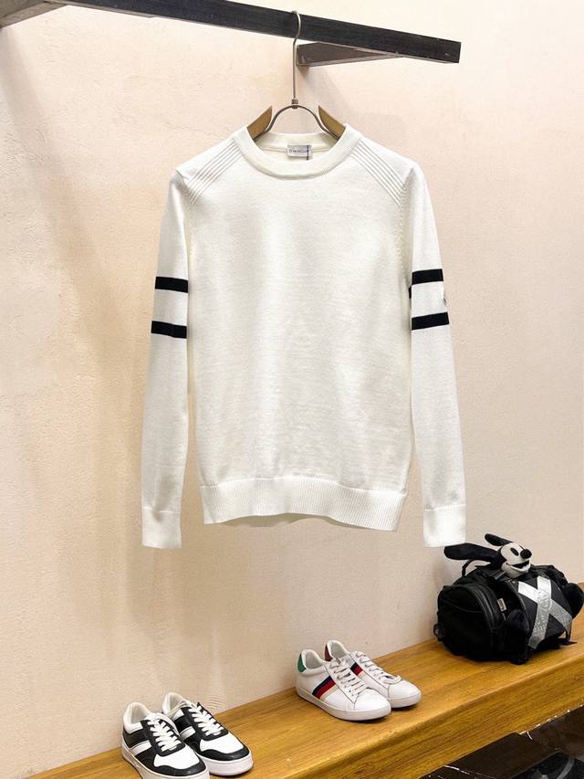 Moncler 蒙口 秋冬经典圆领套头羊毛衫，全品相！！！羊毛混纺面料，2025最新款 黄金比例！！修身款软黄金 百搭实用型的单品，搭配及实用性强大到天际，简洁