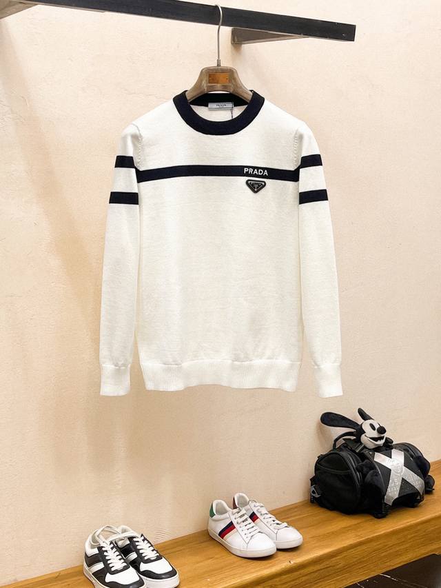 prada 普拉达 秋冬经典翻领羊毛衫，全品相！！！羊毛混纺面料，2025最新款 黄金比例！！修身款软黄金 百搭实用型的单品，搭配及实用性强大到天际，简洁大方上